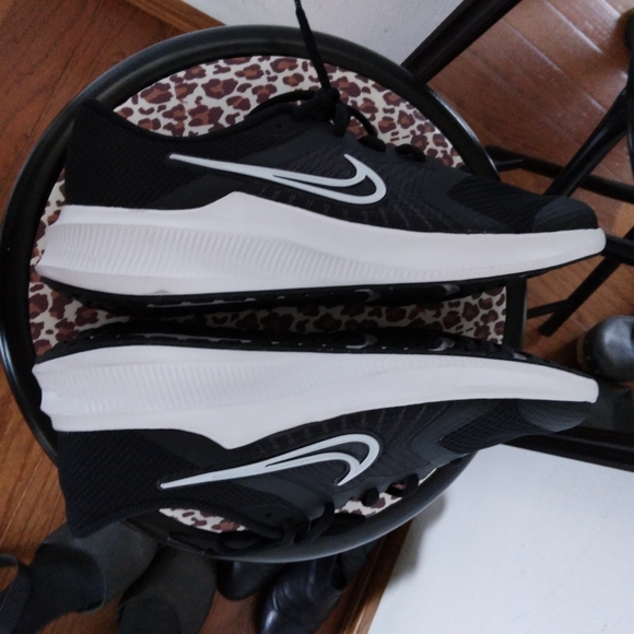 5y) NIKE Downshifter 11 Running Shoes - Picture 5 of 7